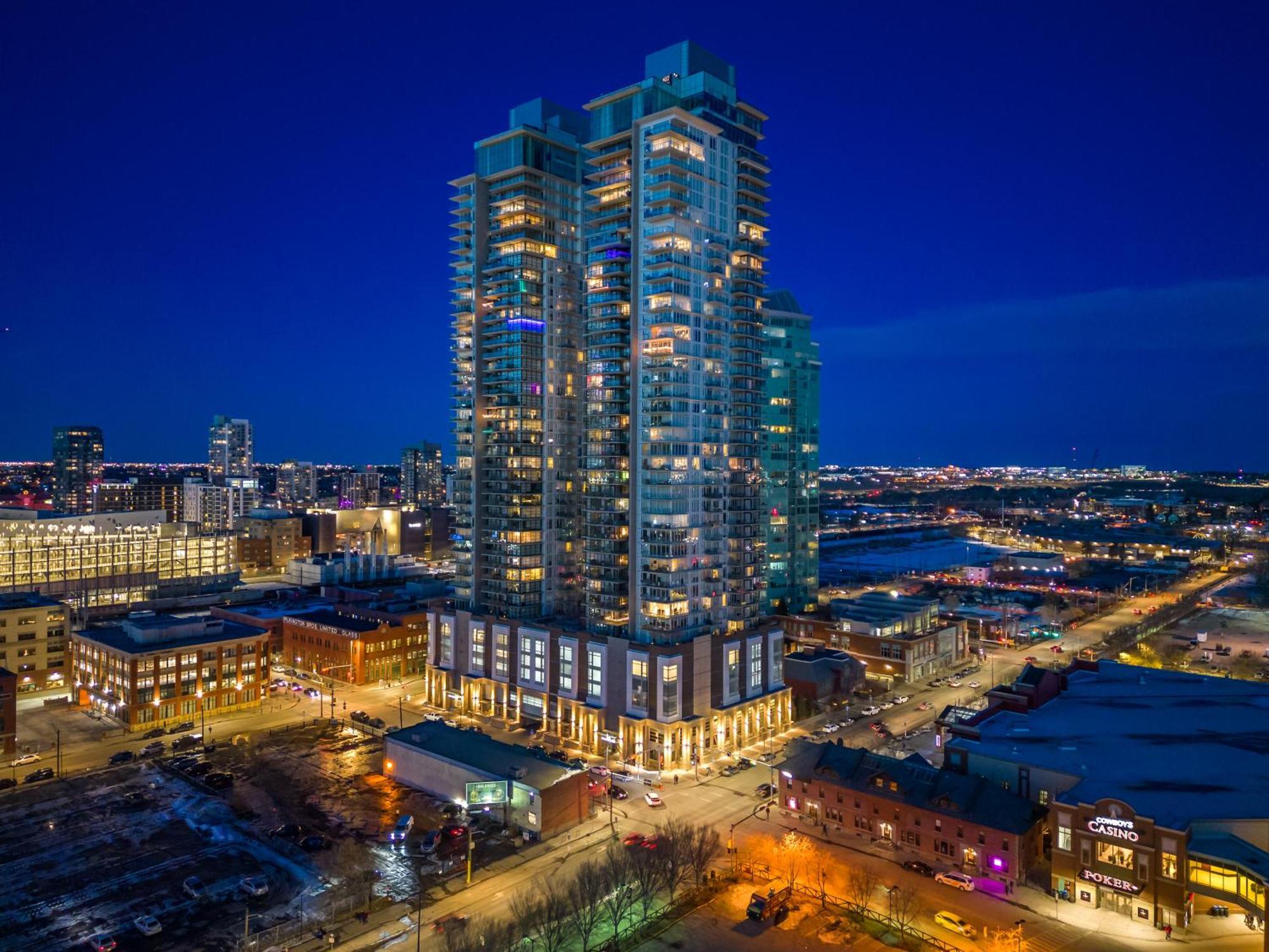 Unbeatable Downtown Experience- Walk To Bars, Casino, Stampede & Saddledome Plus Bonus Banff Pass, Parking & Wine! YYC Exterior foto