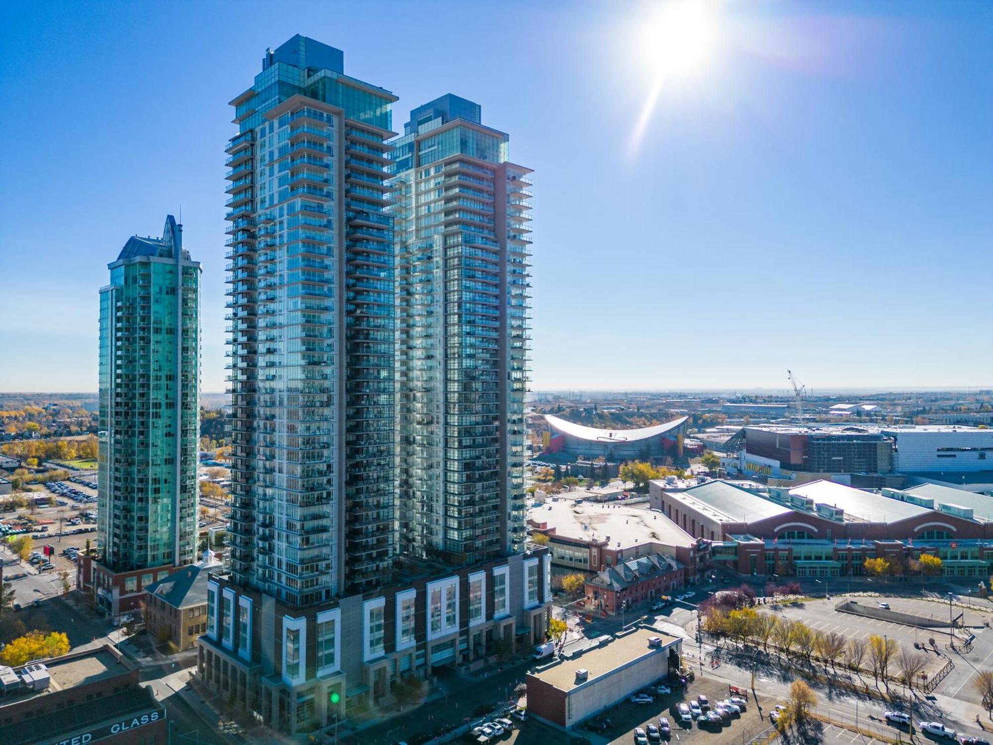 Unbeatable Downtown Experience- Walk To Bars, Casino, Stampede & Saddledome Plus Bonus Banff Pass, Parking & Wine! YYC Exterior foto