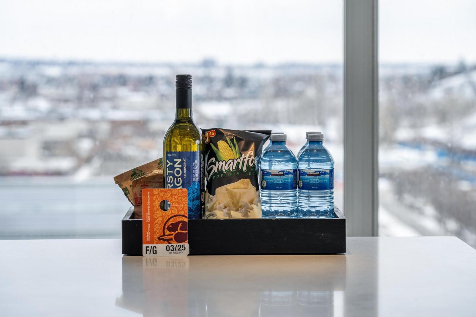 Unbeatable Downtown Experience- Walk To Bars, Casino, Stampede & Saddledome Plus Bonus Banff Pass, Parking & Wine! YYC Exterior foto